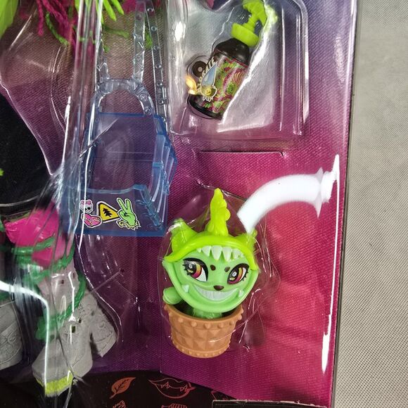 Monster High Venus McFlytrap Mattel 11 Inch Doll Accessories 2025 New in Box - Picture 8 of 11